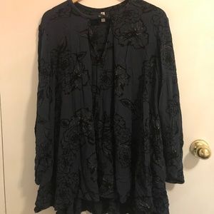 Loose, dark blue blouse